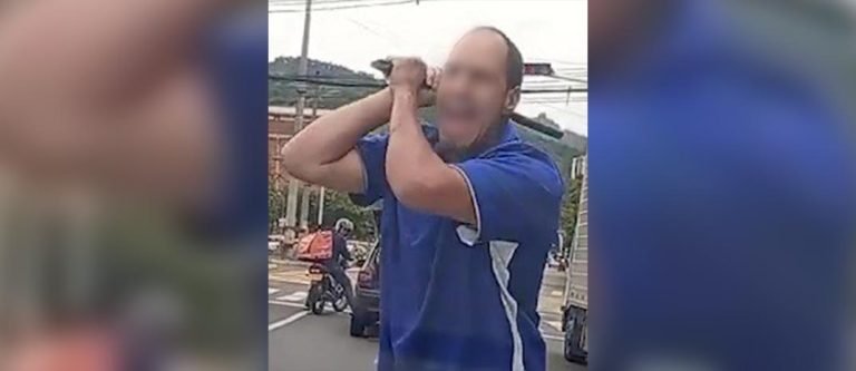Las autoridades identificaron al hombre que amenazó a una familia con un palo en las vías de Medellín
