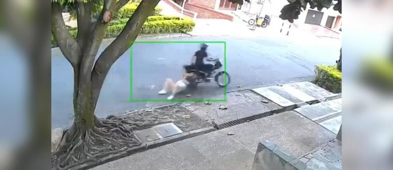 Ladrón sin escrúpulos: se reía mientras arrastraba a su víctima