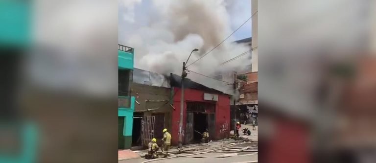 Voraz incendio en Medellín consumió una chatarrería