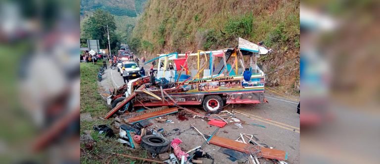 7 muertos y 20 heridos dejó grave accidente de chiva en el Huila