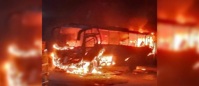 Encapuchados quemaron bus que transportaba estudiantes