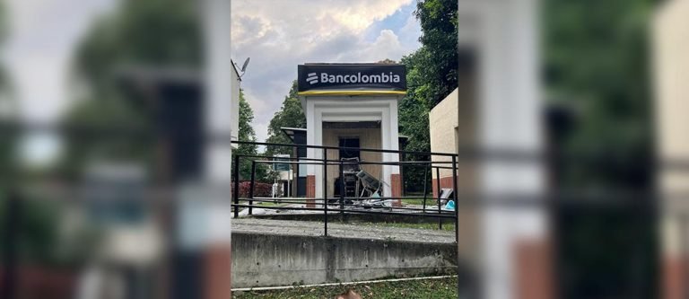 Encapuchados estallaron un cajero al interior de la Universidad Nacional para robarlo