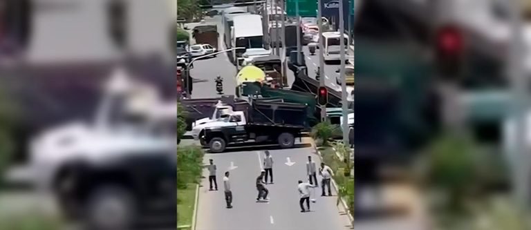 Mientras Bello padece la inmovilidad del paro: los camioneros se divierten con un balón en los bloqueos