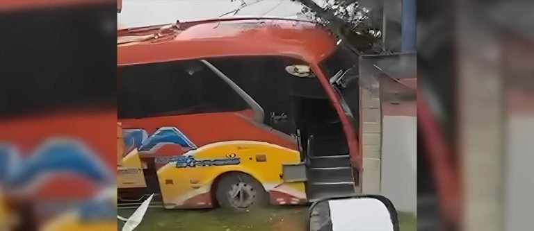 Un bus interdepartamental generó un accidente múltiple en Antioquia 