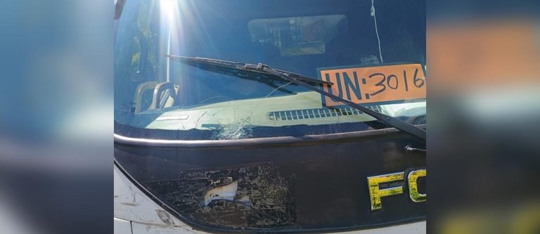 En Bello, un habitante de calle le tiró una piedra al parabrisas de un camión 