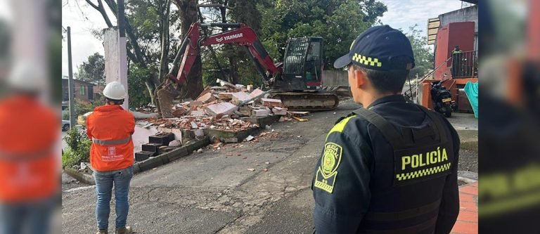 Fueron demolidos 4 locales comerciales en Medellín que invadían un parque infantil