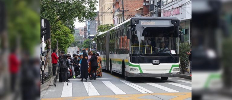 Con artistas y cultura, buscan disminuir la accidentalidad en el corredor del Metroplús en Manrique