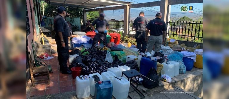 Capturaron a 17 personas, acusadas de falsificar licor en condiciones deplorables de salubridad 