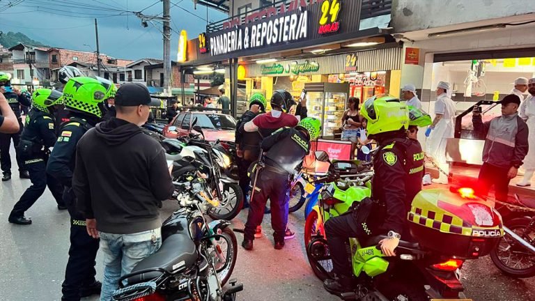 Las autoridades se tomaron a Manrique, donde detuvieron 22 vehículos e impusieron 62 comparendos de tránsito