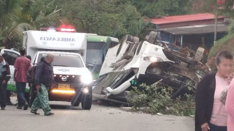 Un bus que se habría quedado sin frenos se accidentó en Antioquia y dejó 20 personas heridas