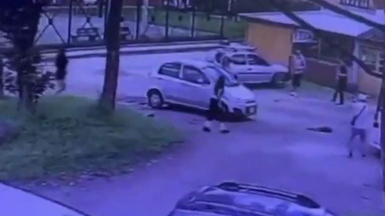 En video quedó grabada la riña donde, presuntamente, fue asesinado el hijo del inspector de la Policía 