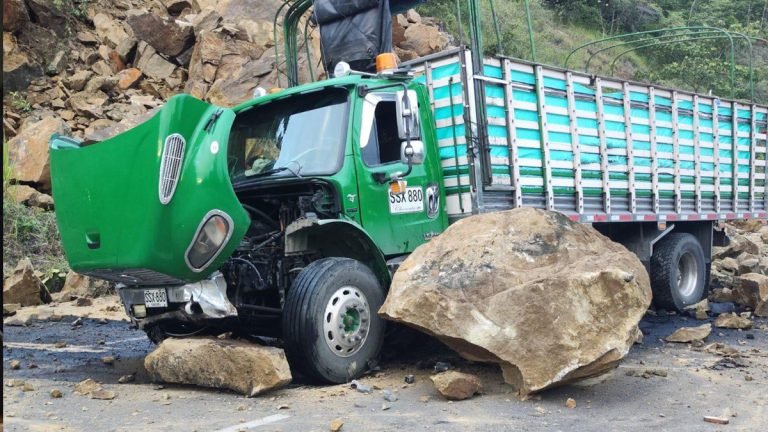 Conductor se salvó de milagro en la Ruta del Sol, cuando un derrumbe de rocas golpeó su camión