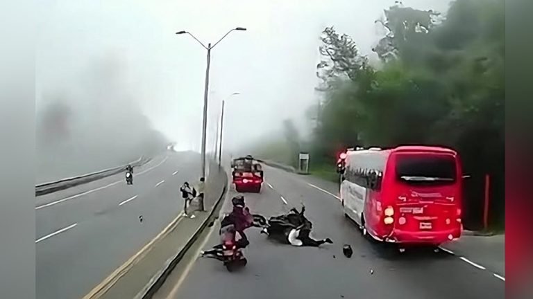 Aparatoso accidente múltiple que involucró 3 motos y un bus, quedó grabado en video