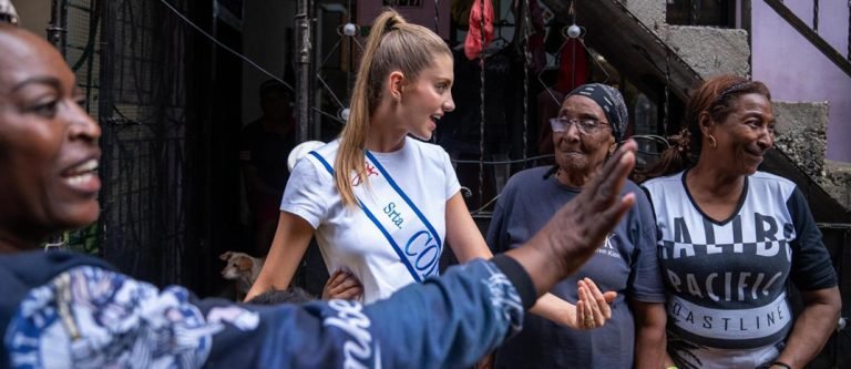 La señorita Colombia visitó el barrio Sinaí, donde ocurrió la emergencia por el daño en el acueducto