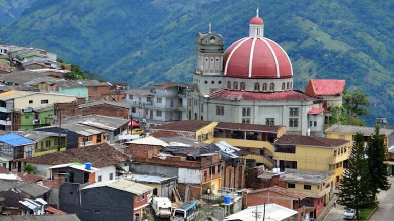 El Norte de Antioquia en alerta por enfrentamientos entre guerrilleros y paramilitares que dejan al menos 8 muertos 