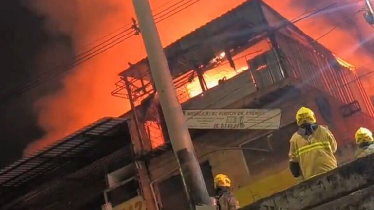 81 incendios se han atendido en Medellín en lo que va de diciembre, la gran mayoría provocados por globos y quema de pólvora 