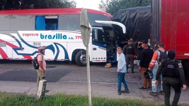 Grave accidente entre un bus y una tractomula dejó 4 personas muertas y 12 heridas en Ciénaga, Magdalena 