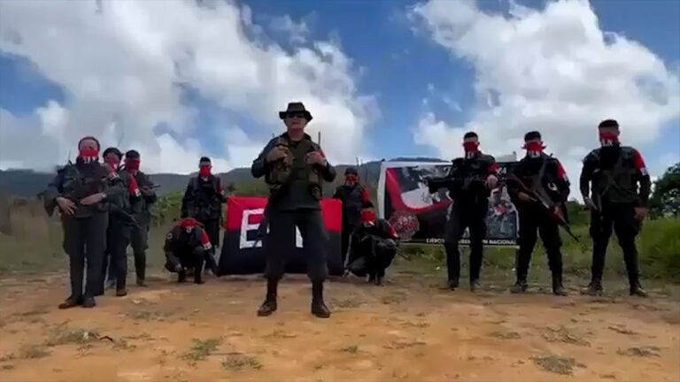 En un video, el ELN le hace dura advertencia a las Disidencias de las FARC: si entregan el fusil, dejarán de ser «carne de cañón»