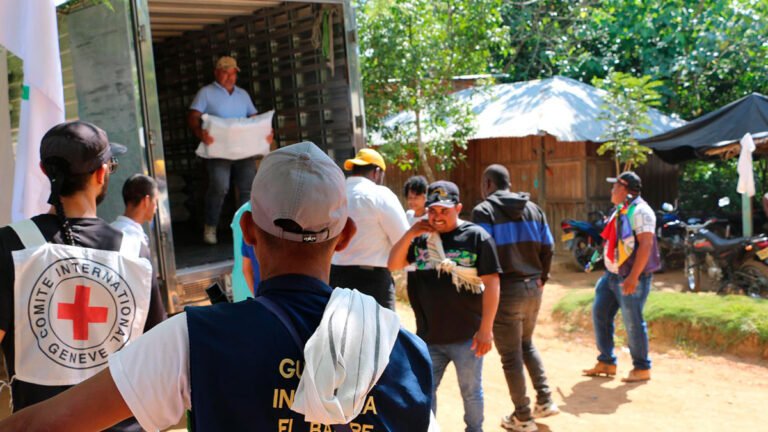 Cruz roja Internacional dio ayuda humanitaria a desplazados en El Bagre, Antioquia
