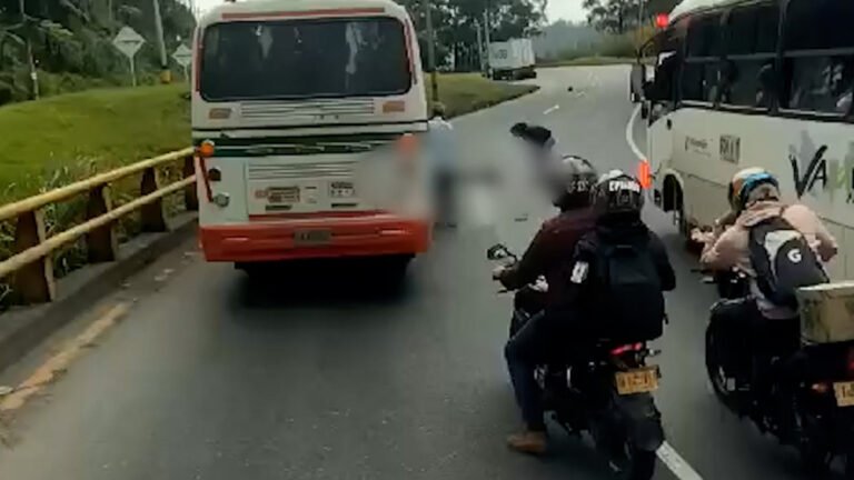 Terrible accidente en la Variante a Caldas dejó un motociclista muerto  