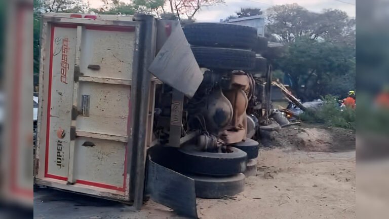 Aparatoso accidente de volqueta generó caos de movilidad en Medellín y dejó dos personas heridas  