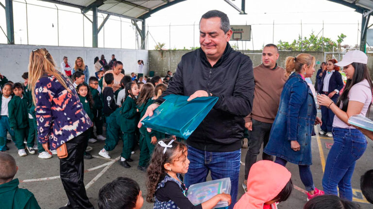 16.300 estudiantes recibieron kits escolares en Envigado