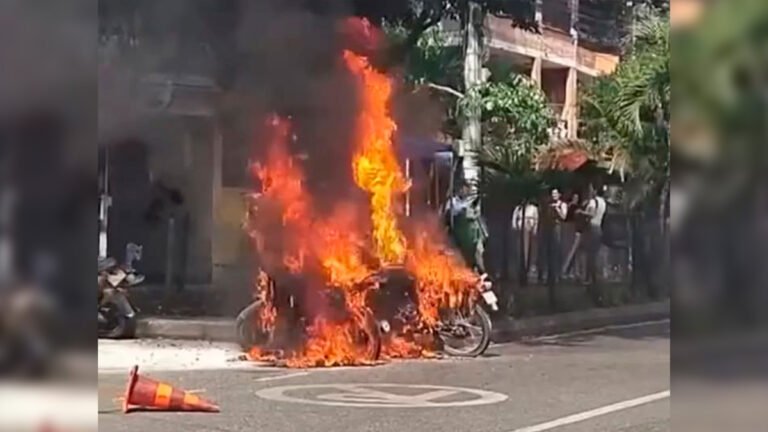 En Bello, la comunidad les quemó las motos a 3 presuntos ladrones de nacionalidad extranjera