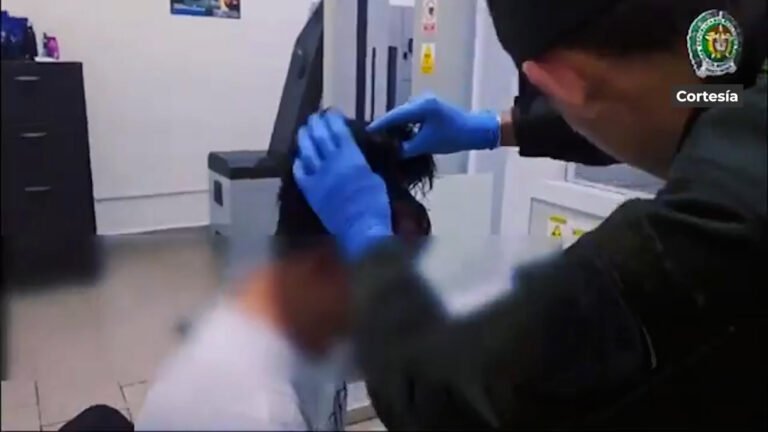 Sin comentarios. ‘Narcopeluca’ en el aeropuerto de Cartagena: un individuo intentó llevar a Ámsterdam más de 220 gramos de cocaína camuflada en una peluca