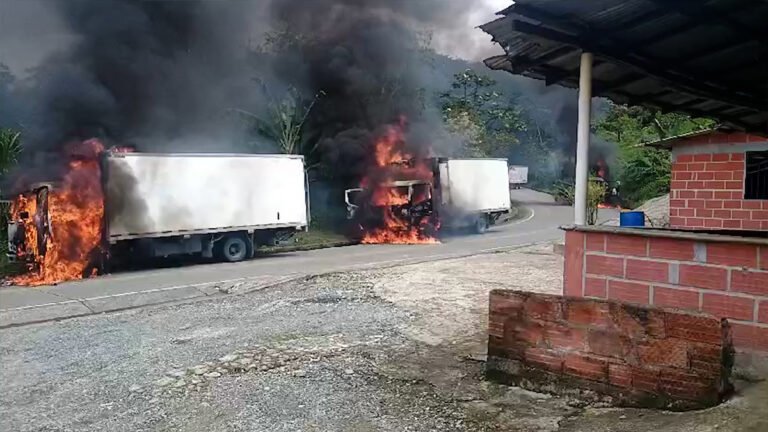 Sin palabras: El ELN incineró 3 camiones, en la vía que comunica a Quibdó con Medellín 