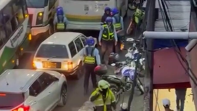 Operativo contra el mal parqueo y el transporte informal, generó enfrentamiento entre motociclistas y agentes de tránsito