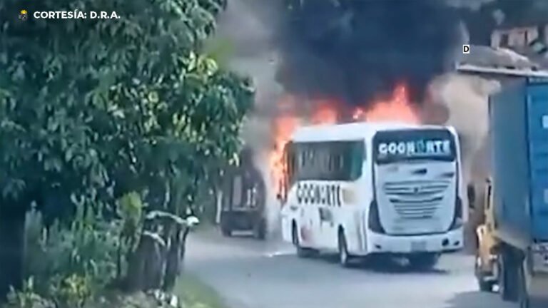 Sin comentarios. En Valdivia, Antioquia, quemaron un bus de la empresa Coonorte