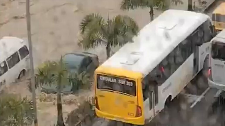 Fuerte aguacero en Medellín generó inundaciones en vía pública en el sector de San Diego y Punto Clave  