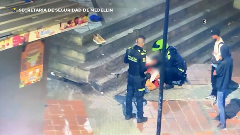 Agentes de policía de Medellín atienden parto en vía pública. La mujer estaba en situación de calle