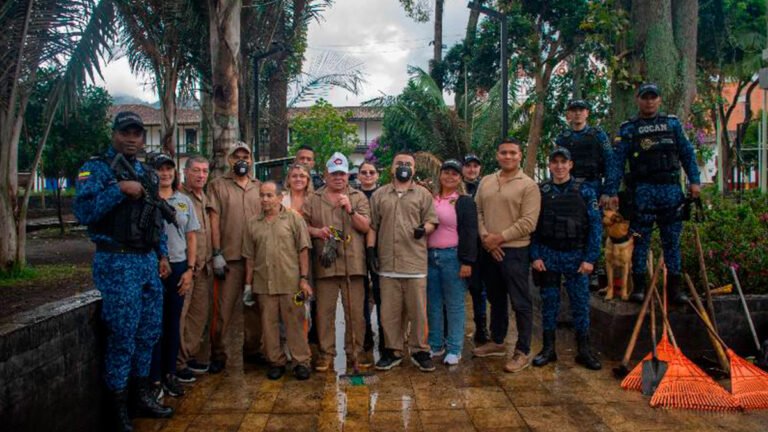Internos de la cárcel de La Ceja cumplen labor social limpiando el parque principal 