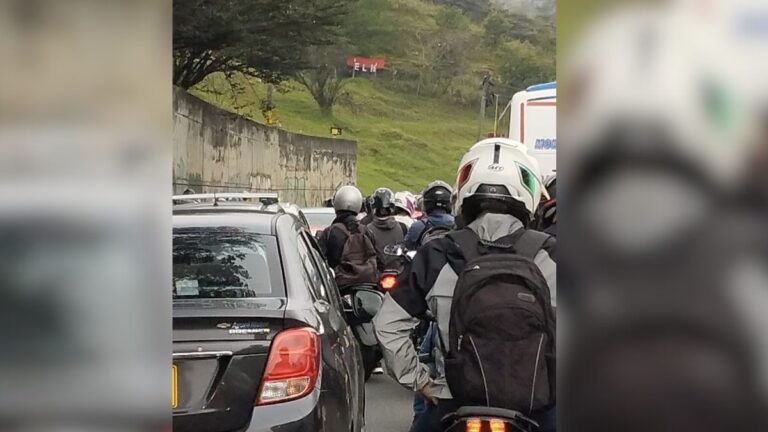 Monumental trancón en la Autopista Norte por bandera del ELN