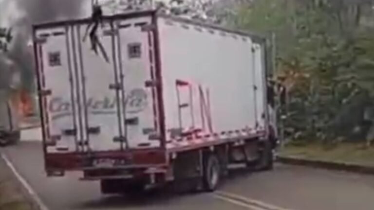 Tres camiones fueron quemados por el ELN, en la vía que comunica a Quibdó con Medellín