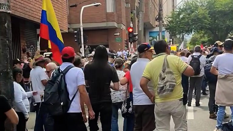 Sin comentarios. Magisterio y simpatizantes del gobierno nacional comienzan a concentrarse en Medellín para iniciar movilizaciones en esta mañana de martes 18 de marzo