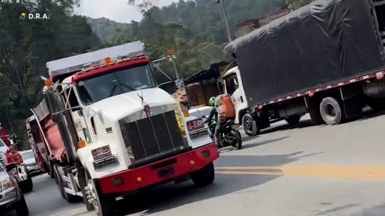 Sin comentarios. Usuarios de la vía que comunica a Medellín con el suroeste antioqueño, denuncian que hay protestas de volqueteros en jurisdicción de Amagá, al parecer, esto hace parte del paro minero