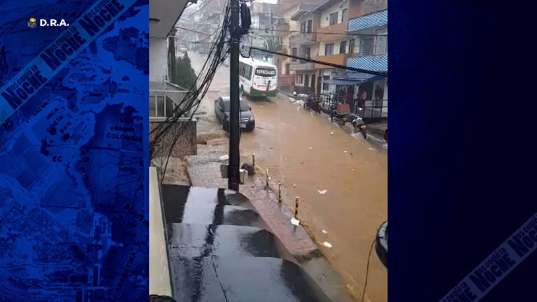 Sin comentarios: el fuerte aguacero que cayó este martes en Medellín generó el desbordamiento de una quebrada en Manrique