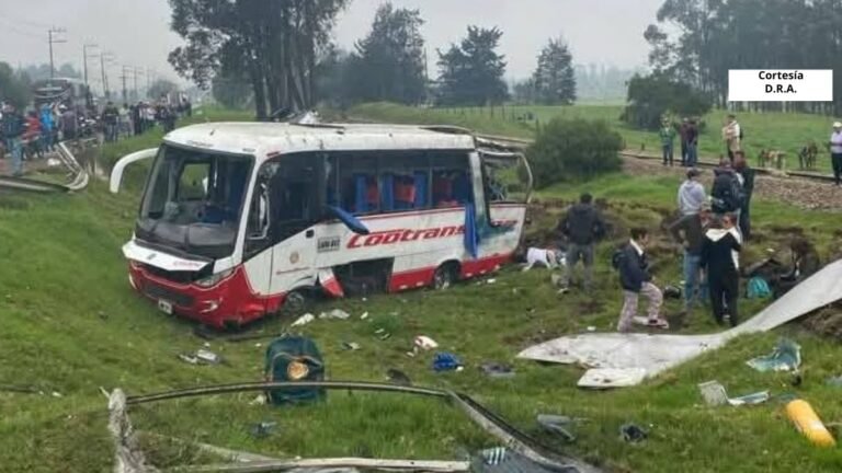 2 buses chocaron violentamente en las vías de Cundinamarca, dejando 20 heridos