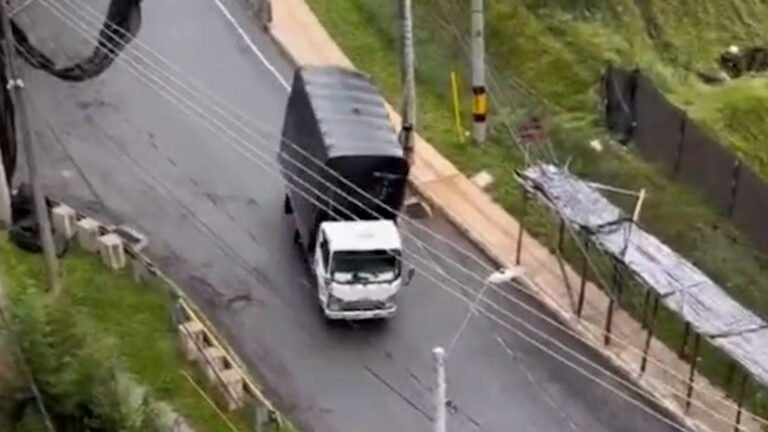 Sin comentarios. Grave accidente en la Loma San José de Sabaneta, un furgón se habría quedado sin frenos