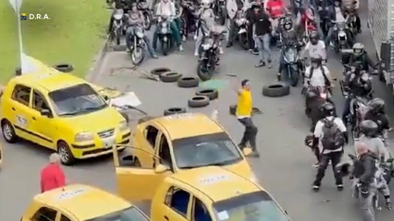 Un grupo de personas, que intentaban levantar los bloqueos, fueron increpados por conductores públicos. Uno de ellos, con machete en mano, agredió a un motociclista 