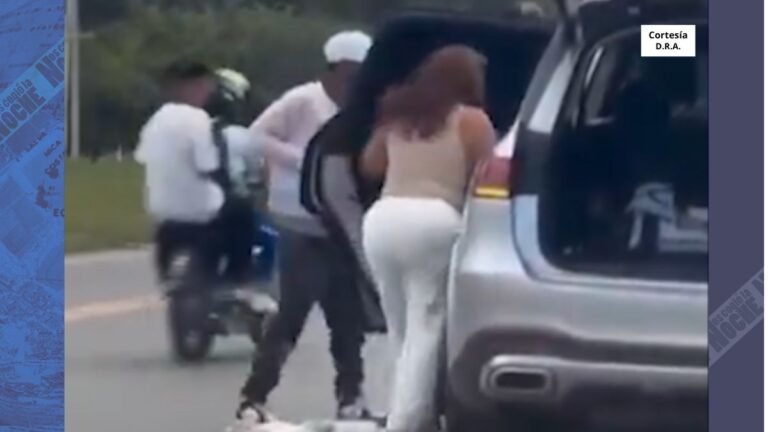 Sin comentarios: tres delincuentes atracaron a una familia en la vía Panamericana, jurisdicción de Santander de Quilichao, Cauca, donde estos sujetos intimidaron con armas de fuego a las personas que se desplazaban en un vehículo para arrebatarles sus pertenencias y luego salieron huyendo en una moto. Este hecho se presentó en el inicio de Semana Santa.