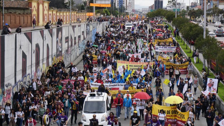 Profes marcharon en Bogotá