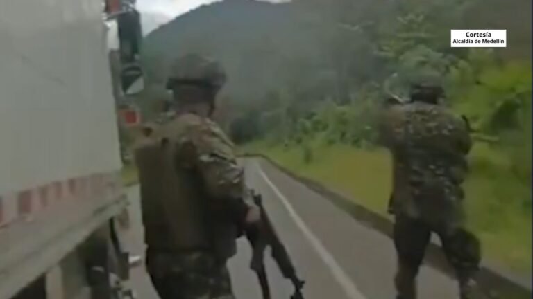 Sin comentarios: en video quedó registrado el momento justo en que civiles quedaron en medio del fuego cruzado en la vía que comunica a Medellín con Quibdó. El enfrentamiento sería entre la guerrilla y el Ejército Nacional