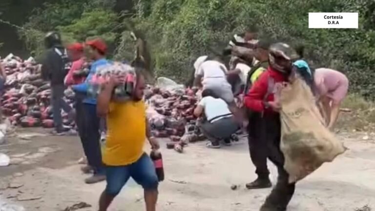 Sin comentarios. En Ciénaga, Magdalena, la comunidad se robó la mercancía de un carro de gaseosas que se accidentó en esta zona. En el video se ve la impotencia de los Policías para controlar a la multitud, que sin ninguna vergüenza se lleva este producto