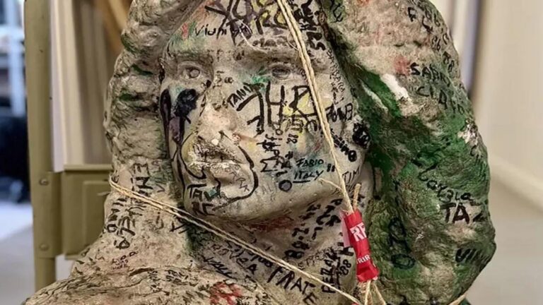 Aparece busto de Jim Morrison robado hace 37 años