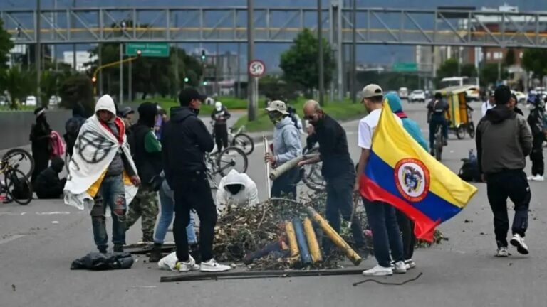 En medio de desmanes, violencia y saqueo,
terminó paro en Bogotá.