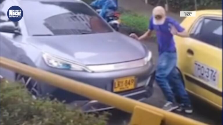 Sin comentarios: indignación por taxista que dañó el carro de una mujer por intolerancia vial