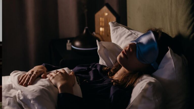 ¿No puedes dormir bien? Estos son los hábitos que podrían ayudarte a descansar mejor